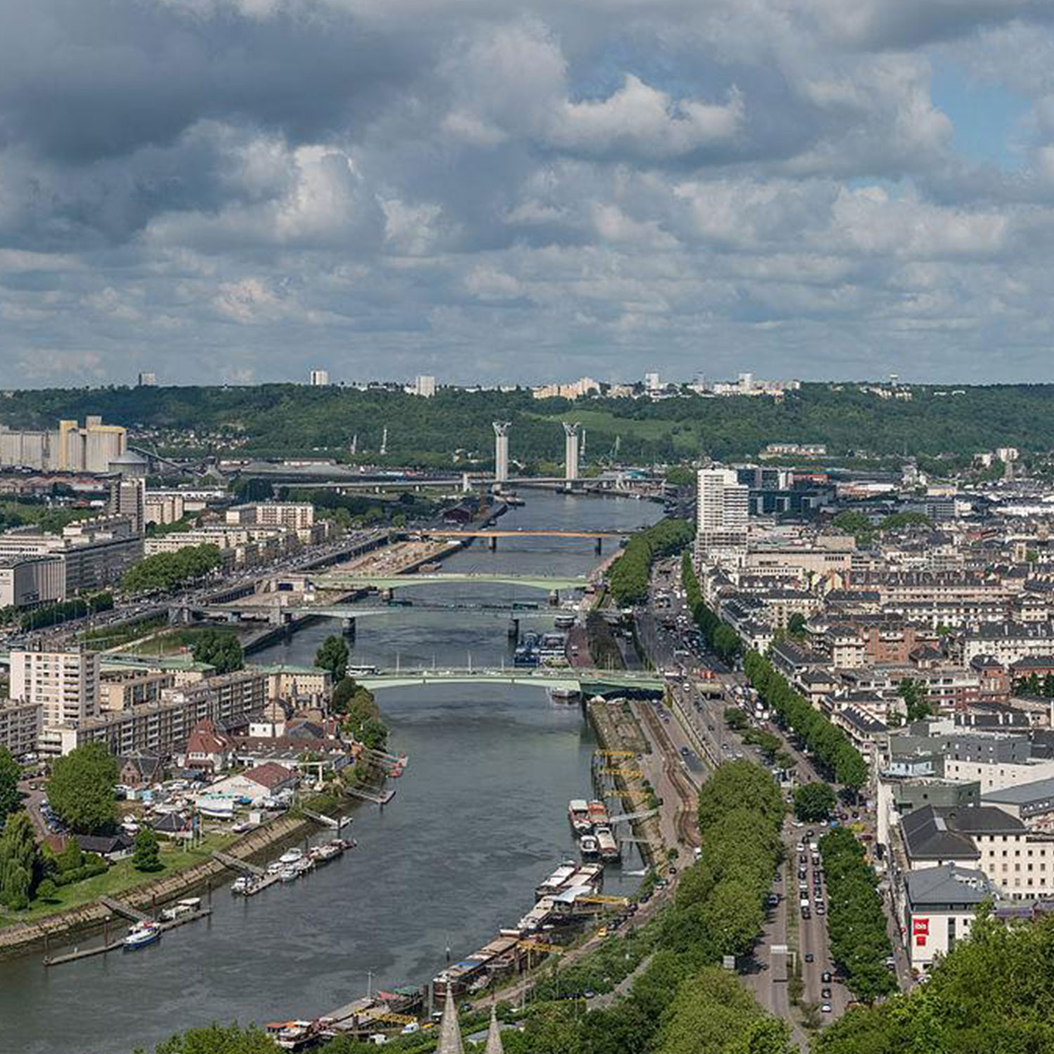 Découvrez la beauté de Rouen, notre ville d'origine. Imprégnée d'histoire et de culture, Rouen est le berceau de notre entreprise de sécurité. Cette image emblématique représente notre attachement à cette magnifique ville et notre engagement à protéger ses habitants. Plongez dans l'atmosphère unique de Rouen et explorez notre page À propos pour en apprendre davantage sur notre entreprise et notre dévouement à assurer votre sécurité.