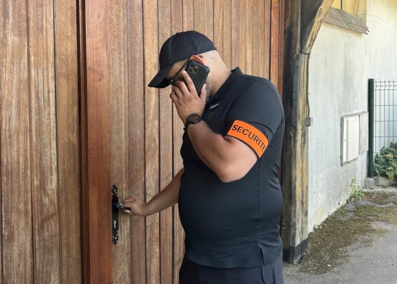 L’importance de l’agent de sécurité en complément de l’alarme. Une alarme s’est déclenchée pour prévenir d’une intrusion, l’agent va directement sur place pour sécuriser le lieu.